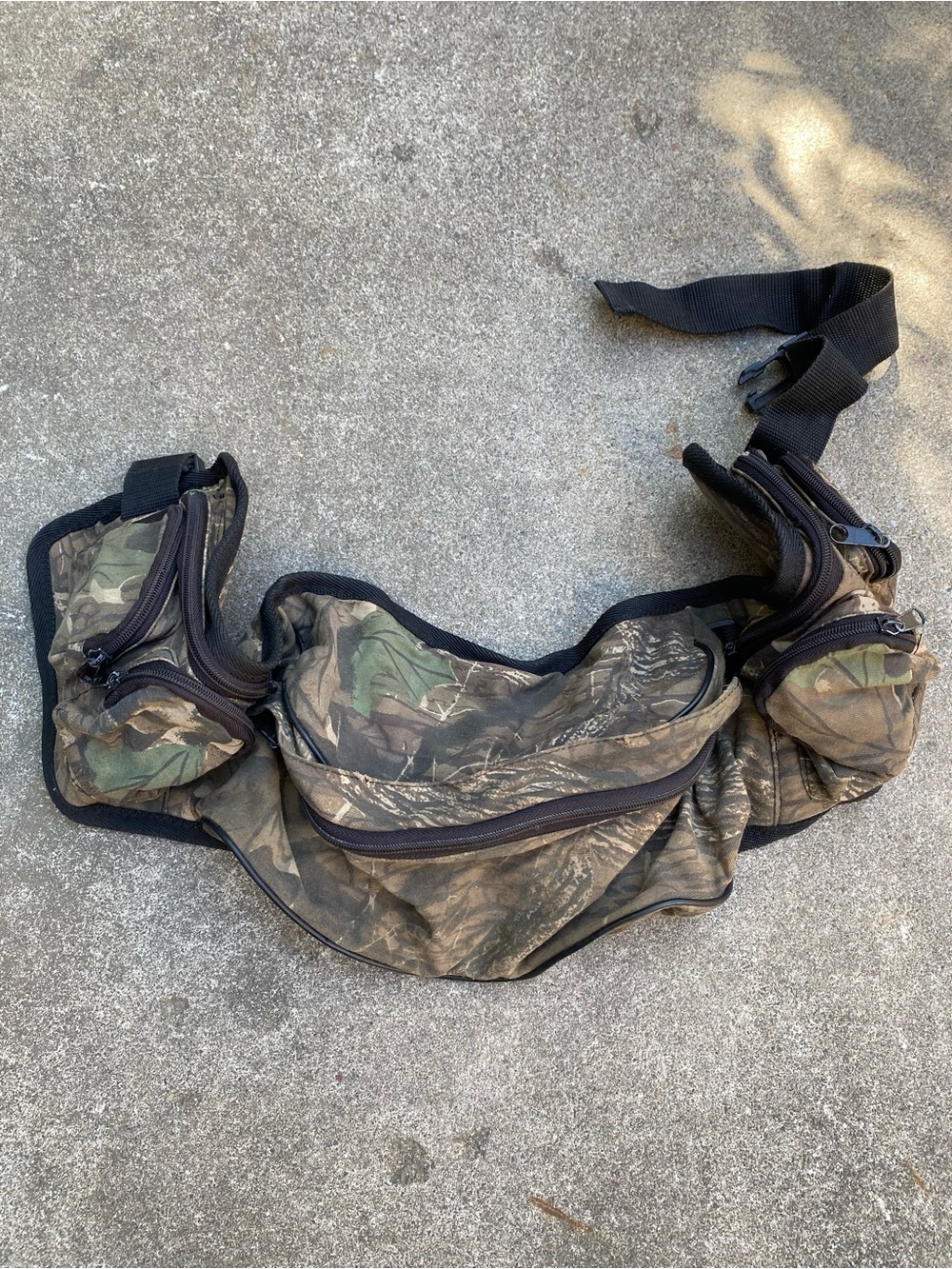 Camo Hunter Belt Adjustable Length Lots of Zipper Pouches Plastic Clip